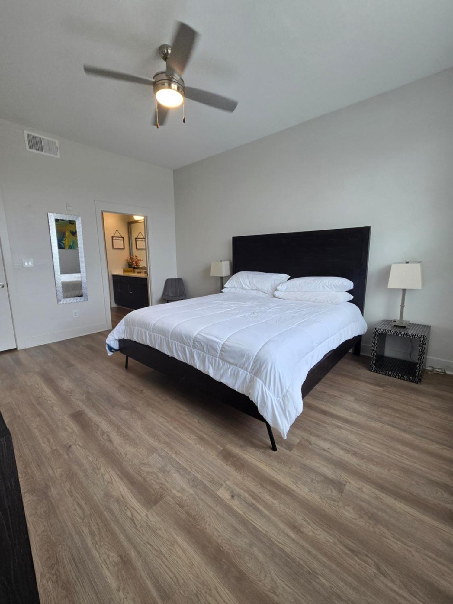 2Bdrm/2 King Beds/1Air Mattress Lejlighed Dallas Eksteriør billede